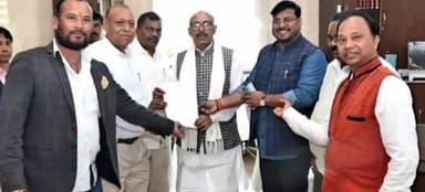 गोमिया: गोमिया विधायक डॉक्टर लंबोदर महतो के नेतृत्व में एक प्रतिनिधिमंडल राज्य के मुख्यमंत्री चंपई सोरेन से मिले,