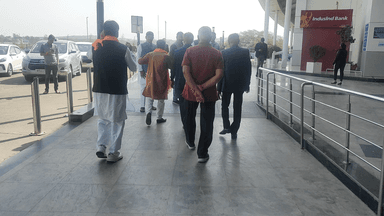 विदिशा नगर: विधायक हरि सिंह जी सप्रे जी से एयरपोर्ट पर शिवसेना के सत्येंद्र सिंह सिसोदिया और दिनेश विश्वकर्मा जी की भेट