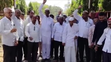 शहादा: पुरुषोत्तम नगर येथील नागाई देवी साखर कारखान्याच्या गेट समोर उसाच्या पेमेंटसाठी शेतकऱ्यांचे आंदोलन