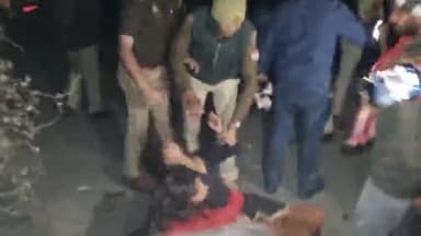 कन्नौज: तहसीपुर पुल पर हादसे में मृतक के परिवारीजनों ने किया सड़क जाम, हटने से पहले रखी मांगे।