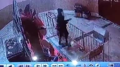 चास: गरगा पुल के पास स्तिथ श्मशान घाट काली मंदिर में एक चोर ने चोरी की घटना का दिया अंजाम,CCTV में कैद हुआ चोरी का वारदात


ब