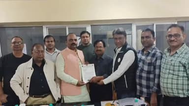 भदोही: भदोही में कालीन कारोबारियों ने सांसद से मुलाकात कर दिया ज्ञापन ,आयकर नियम को लेेकर दिया ज्ञापन