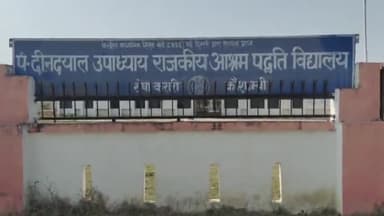 मंझनपुर: शेषा आश्रम पद्धति के छात्रों ने कालेज गेट बंद कर किया प्रदर्शन, बोले समस्या की आवाज उठाने पर जेल भेजने की मिलती है धमकी