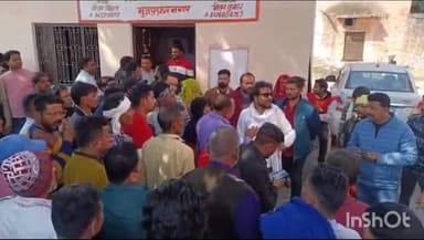 मुज़फ्फरनगर: नगर पालिका के प्रांगण में ठेकेदारी प्रथा पर रखे गए सफाई कर्मचारियों ने जमकर किया प्रदर्शन