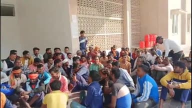 मंझनपुर: कर्मचारी से की गई अभद्रता मामले में नाराज कर्मचारियों ने मंझनपुर नगर पालिका गेट पर दिया धरना, पुलिस कार्रवाई को कहा