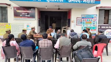 भदोही: दुर्गागंज थाने पर आयोजित समाधान दिवस में सीओ ने सुनी फरियादियों की फरियाद, मामलों के त्वरित निस्तारण के दिए निर्देश