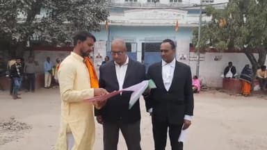 मुशहरी: बाबा गरीब नाथ मंदिर के पुजारी संतोष पाठक ने मंदिर के महंत अभिषेक पाठक सहित 6 नामजद और पांच अज्ञात पर मुजफ्फरपुर CJM कोर्