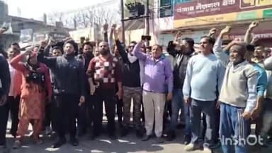 मुज़फ्फरनगर: रेलवे स्टेशन रोड पर सफाई कर्मचारियों ने ठेका गाड़ियों को रोक कर जमकर किया प्रदर्शन