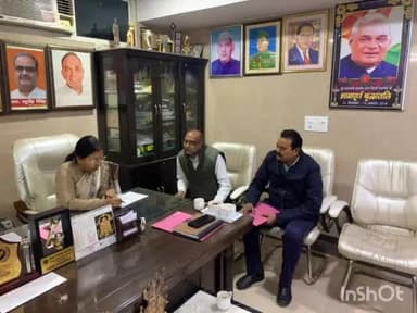 मोदीनगर: ग्राम मुकारी से खिन्दोडा बस सेवा दोपहर में भी शुरु करने के संबंध में उत्तर प्रदेश परिवहन निगम के अधिकारियों से बैठक की