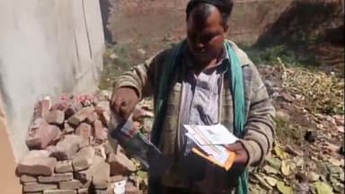मैनपुरी: मैनपुरी शहर में कूड़े के ढेर में मिले दर्जन भर से अधिक आधार कार्ड, डाक अधीक्षक ने कार्रवाई की कही बात
