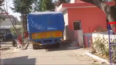 शामली: हेल्पलाइन से शिकायत मिलने पर पुलिस ने बलवा गेट के पास पकड़ा राशन से भरा ट्रैक्टर-ट्राला, जांच में जुटा पूर्ति विभाग