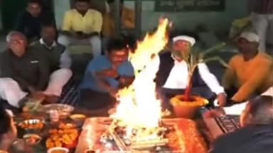 चास: पूर्व मुख्यमंत्री हेमंत सोरेन की रिहाई को लेकर गुरुजी आवास सेक्टर-1/C में झामुमो के कार्यकर्ताओं ने किया हवन