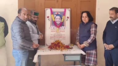 मंडी: प्रदेश के डिप्टी CM की दिवंगत धर्मपत्नी सिम्मी अग्निहोत्री को ब्लॉक कांग्रेस कमेटी मंडी ने शनिवार को किया याद