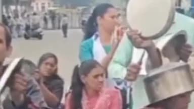 कांके: रांची के राजभवन के पास दिव्यांगों का प्रदर्शन जारी, दिव्यांगों ने थाली बजाकर सरकार को जगाने की कोशिश की