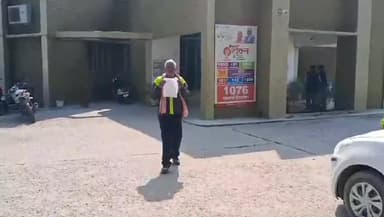 शाहजहांपुर: ससुरालियों पर बेटी की हत्या कर लटकाने का आरोप लगाते हुए सरही गांव के पीड़ित ने एसपी से लगाई न्याय की गुहार