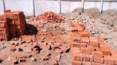 गोंडा: ग्राम पंचायत रैगांव में बनाए जा रहे हैं आंगनबाड़ी केंद्र के निर्माण में पीली ईंट के प्रयोग पर सेक्रेटरी ने जताई नाराजगी