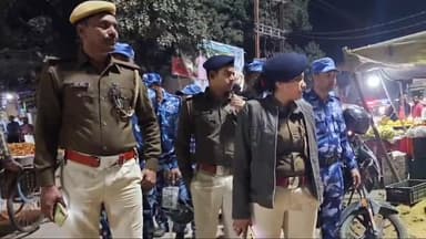 डेहरी: शबे बारात को लेकर डालमियानगर के बिभिन्न इलाके में SHO ने किया पुलिस के जवानों के साथ फ्लैग मार्च