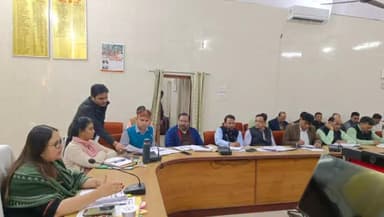 गोंडा: DM की अध्यक्षता में उद्योग व व्यापार बंधुओं की कलेक्ट्रेट में बैठक हुई