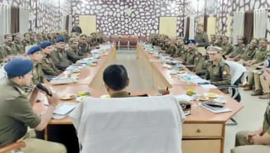 गोंडा: ADG गोरखपुर जोन ने आगामी लोकसभा चुनाव को लेकर पुलिस लाइन गोण्डा में समीक्षा बैठक कर, दिए आवश्यक दिशा निर्देश