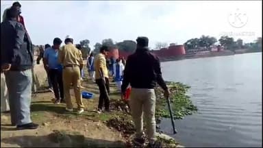 खुरई: नगर पालिका स्वच्छता टीम ने जन सहयोग से तालाब घाटों पर चलाया स्वच्छता अभियान, जल कुंभी सहित अन्य कचरा किया साफ