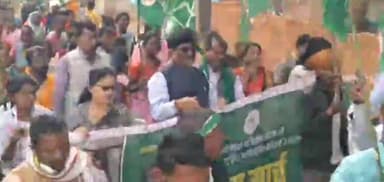 गोमिया: बाज़ारटांड,झामुमो पार्टी के कार्यकर्ताओं ने पूर्व मुख्यमंत्री हेमंत सोरेन की रिहाई एवं न्याय की मांग को लेकर गोमिया के तत