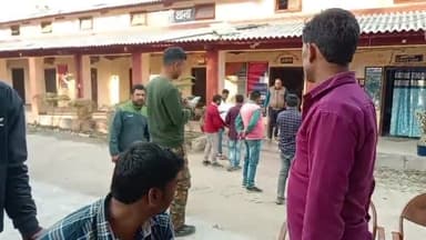 बरौली: बरौली के संदली गांव में 25 जनवरी को हुए बंधन बैंक कर्मी से लूटकांड में लोगो को बाइक और हथियारकेसाथ पुलिसनेकिया  गिरफ्तार