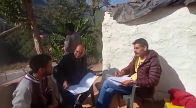 थलीसैंण: डांग गांव में आजीविका मिशन को लेकर ग्रामीणों से ली गई जानकारी