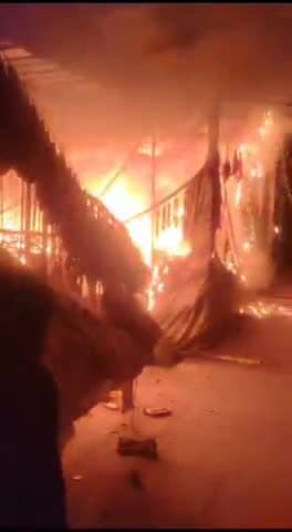 कैथी स्थित मारकंडेय महादेव धाम के समीप लगी भयंकर आग, धूं-धूंकर जली दुकानें