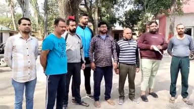 शामली: कोतवाली क्षेत्र के धीमानपुरा में मोहल्ले के लोगों ने चोरी के आरोप मे एक युवक को पकड़कर पुलिस को सौंपा