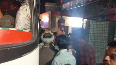 सुल्तानपुर: कोतवाली नगर थाना क्षेत्र में अनियंत्रित प्राइवेट बस ने मंदिर में मारी टक्कर, गुस्साए लोगों ने बस व चालक को पकड़ा