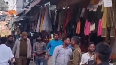 करनाल: करण गेट बाजार में नगर निगम की टीम ने दुकानों के बाहर से अवैध अतिक्रमण हटाया।