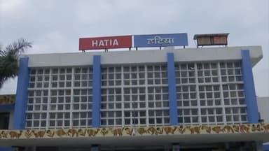 कांके: रांची स्थित हटिया स्टेशन के प्लेटफार्म नंबर एक पर प्रधानमंत्री नरेंद्र मोदी के मन की बात कार्यक्रम को सुना गया