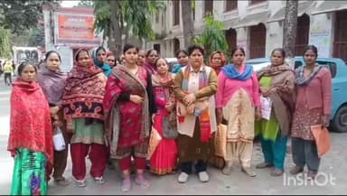 मुज़फ्फरनगर: क्रांति सेना के बैनर तले महिलाओं ने काशीराम आवास कॉलोनी में आवास दिलाने की मांग को लेकर डीएम कार्यालय में किया प्रदर्शन