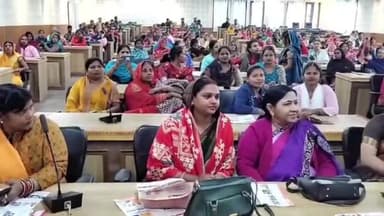 गोरखपुर: सर्किट हाउस स्थित एनेक्सी भवन में सरकार की योजनाओं के बारे में स्वयं सहायता समूह की महिलाओं को दी गई जानकारी