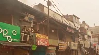 करछना: नैनी क्षेत्र के शंकर ढाल के पास मोबाइल की दुकान के ऊपर कमरे में लगी आग, मौके पर पहुंची फायर ब्रिगेड ने आग पर पाया काबू