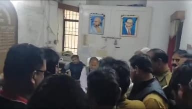 इटावा: मनमानी तरीके से लोगों पर मामला दर्ज करने को लेकर एसडी फील्ड स्थित अधिशासी अभियंता कार्यालय पहुंच लोगों ने किया प्रदर्शन