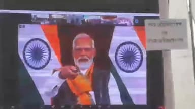 विदिशा नगर: प्रधानमंत्री ने वर्चुअली रेलवे स्टेशनों का भूमिपूजन व लोकार्पण किया, विदिशा के सोराई में सीधा प्रसारण देखा गया