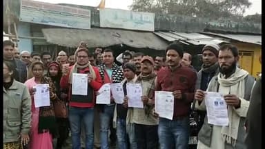 कहरा: सदर थाना के सुपर बाजार में नियोजित शिक्षकों ने सक्षमता परीक्षा का एडमिट कार्ड जलाकर किया विरोध