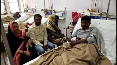 इटावा: मिलखिया मोड़ पर अनियंत्रित होकर ऑटो पलटा, हादसे में घायल 4 लोगों को जिला अस्पताल में कराया गया भर्ती