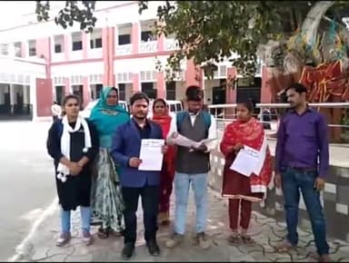 शाहजहांपुर: आजाद अधिकार सेना ने गैर सहायता मान्यता प्राप्त विद्यालयों पर गंभीर आरोप लगाते हुए डीएम को सौंपा पत्र