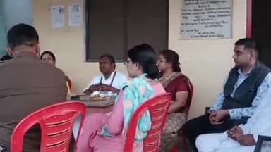 केराकत: सरायबीरू के सरकी रोड़ सुल्तानपुर स्थित अनाज बैंक कार्यालय में विशाल भारत संस्थान के राष्ट्रीय अध्यक्ष डॉ राजीव गुरुजी की