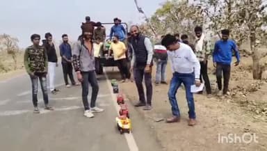 गुना नगर: फतेहगढ में ट्रैक्टर रैली की भी मिली अनुमति किसानों ने प्लास्टिक के ट्रैक्टरो से रैली निकालकर किसान आंदोलन का किया समर्थन