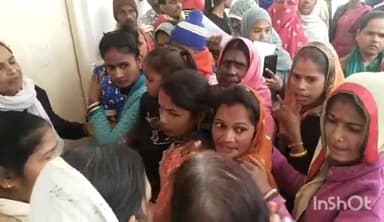 गुना नगर: वार्ड क्रमांक 7 भगवती नगर की महिलाएं बिजली पानी सड़क की समस्या को लेकर पहुंची कलेक्टर के समक्ष, दिया आवेदन