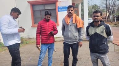 झांसी: झांसी-कानपुर हाईवे पर दो ट्रकों की टक्कर, एक की मौत, ओवरटेक के कारण हुआ हादसा,  पुलिस ने शव को भेजा पोस्टमार्टम के लिए