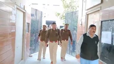 शामली: एसपी ने शामली में लोकसभा चुनाव में फोर्स के ठहरने के लिए चिन्हित स्थलों व मतदान केंद्रों का किया निरीक्षण