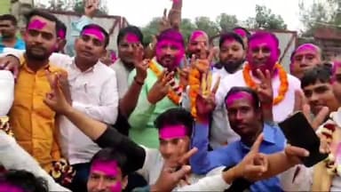 करपी: करपी प्रखंड प्रमुख ने बचाई कुर्सी, समर्थकों ने रंग गुलाल उड़ाकर जताई खुशी