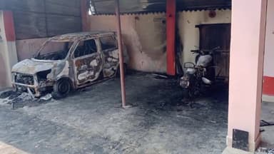 सोनपुर: शाहपुर में एक घर में घुसकर बदमाशों ने दो वाहनों में लगाई आग ,लाखों रुपया की हुई क्षति,पीड़ित ने थाना में दी आवेदन