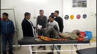 इटावा: महेरा चुंगी चौराहे पर पैदल जा रहे शख्स को बाइक सवार ने मारी टक्कर, एम्बुलेंस की सहायता से जिला अस्पताल में कराया भर्ती