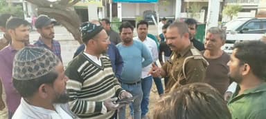 रसूलाबाद: रसूलाबाद कोतवाली क्षेत्र के केशव नगर में बने कब्रिस्तान के पास से लोगों को आने-जाने में कठिनाइयों का सामना करना पड़ रहा