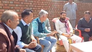 बुहाना: कॉपर में चिकित्सा विभाग के कर्मचारियों ने विधायक इंजीनियर धर्मपाल गुर्जर का किया सम्मान